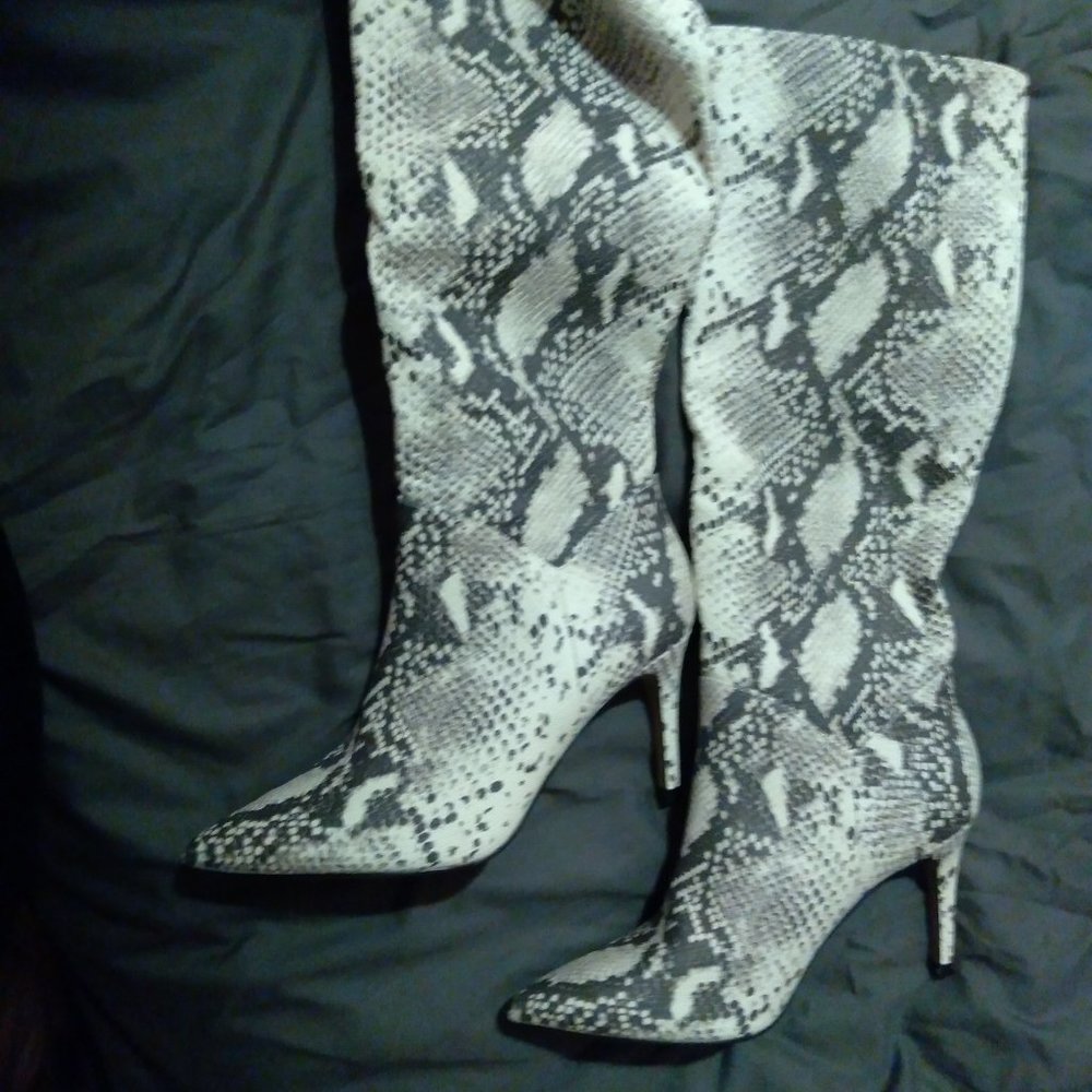 size 7 women's snake pattern boots